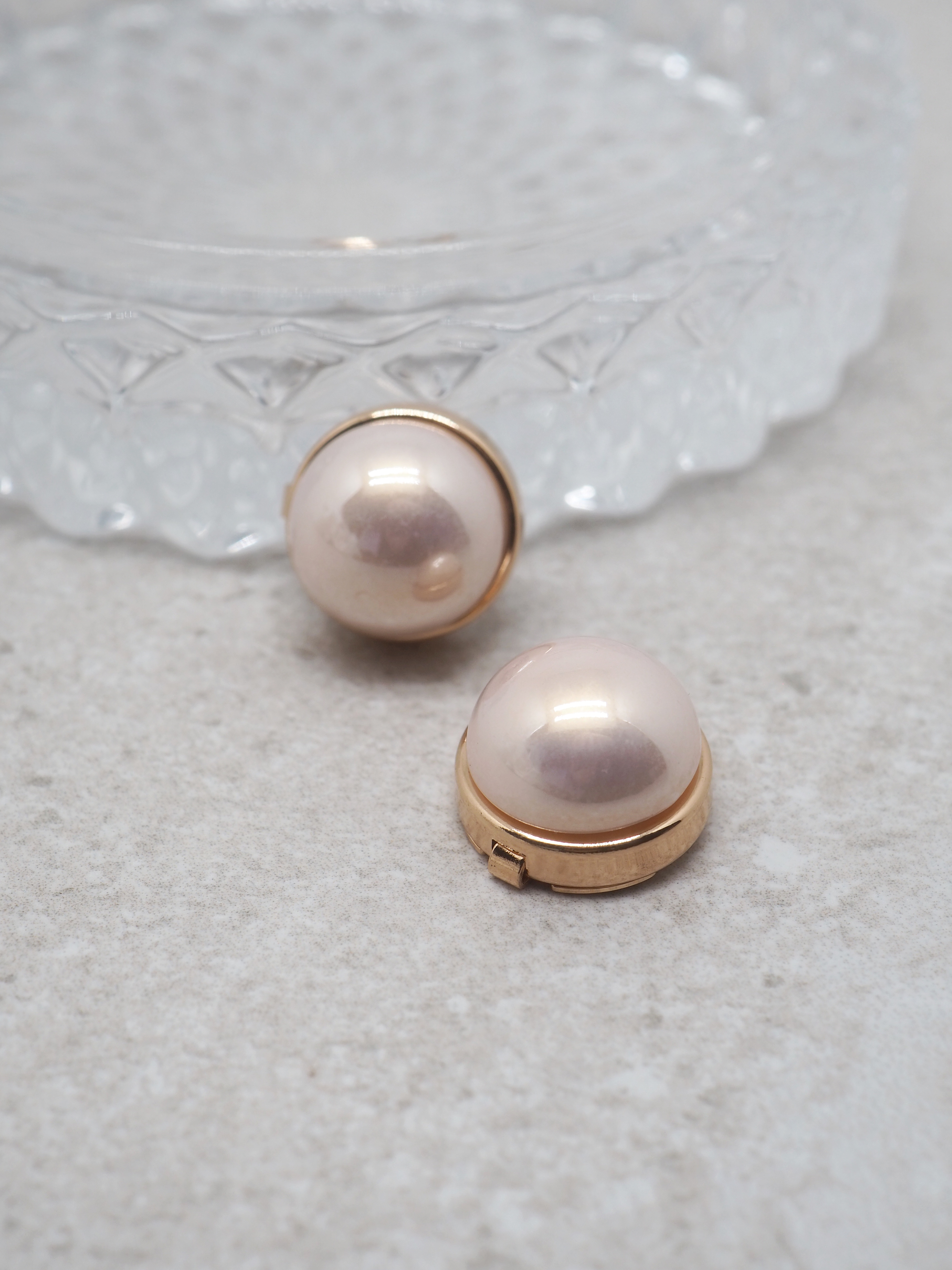 Gullfarget knappepynt med lyserosa perle – 7dayscollection - 7days